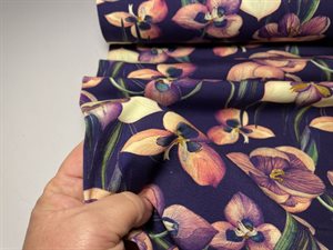 Bomuldsjersey - med fine blomster i violette toner